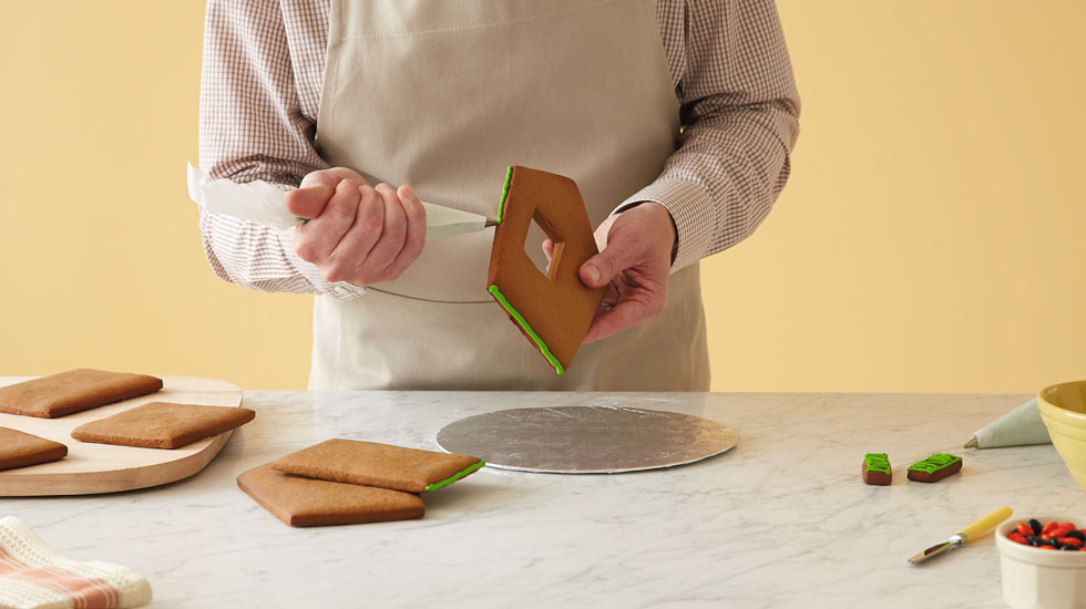 How to make a Halloween gingerbread house: add icing to front and side panel