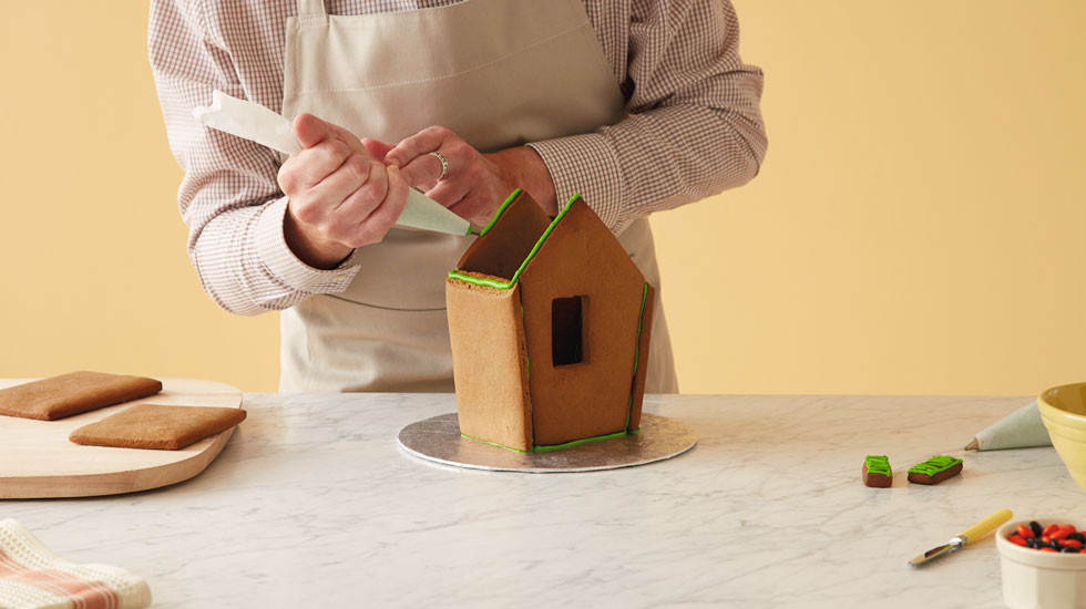 How to make a Halloween gingerbread house: add icing for roof