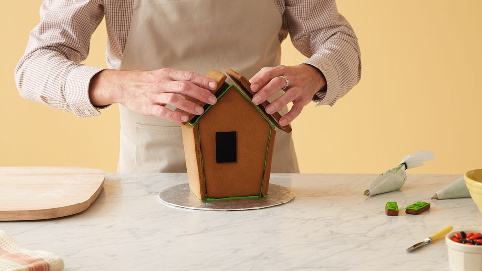 How to make a Halloween gingerbread house: place roof panels