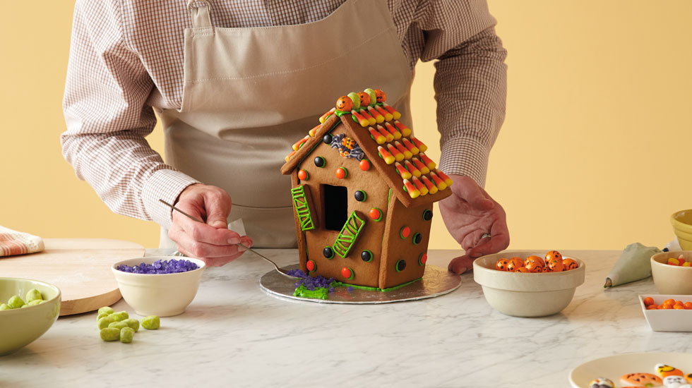 How to make a Halloween gingerbread house: make a path
