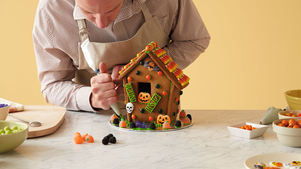 How to make a Halloween gingerbread house: add finishing touches