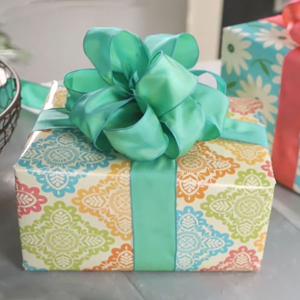 Giftology: How to Make a Bow out of Ribbon
