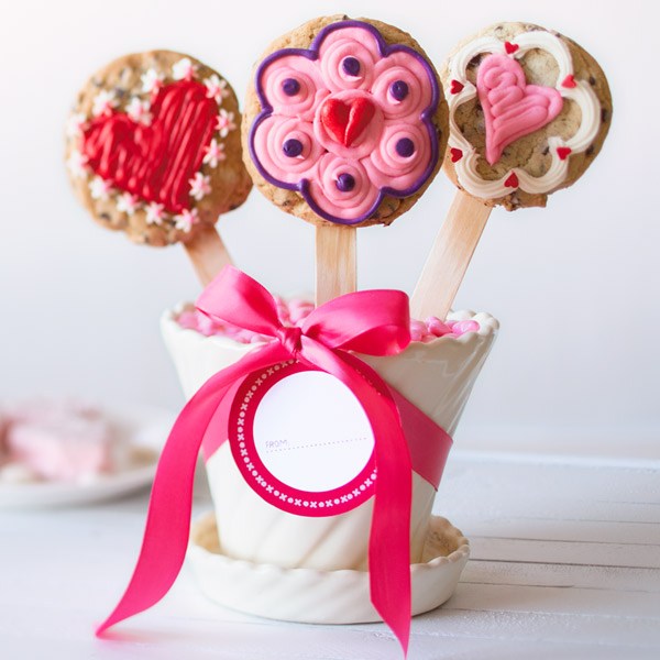 Cookie flowers in pink, red and white decorated with hearts, dots and circles.