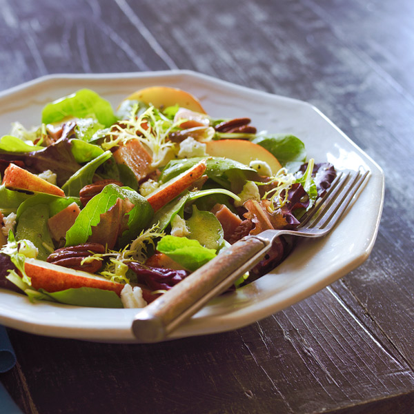 Winter salad with ham, pears and pecans